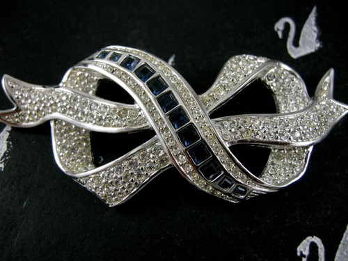 Signed swarovski ribbon - swarovski, pin
