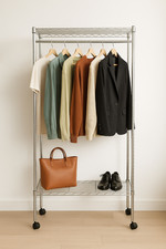 Dressing métal chromé sur roulettes – étagères & penderie pratique