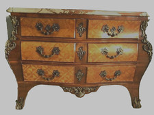 commode galbée style louis XV en marqueterie garni de bronze marbre . XX siècle.
