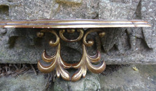 Etagère murale vintage résine partiellement doré style rocaille 15cmX35cm bon ét