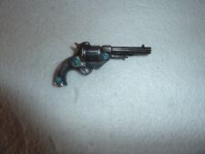 broche pistolet amérindienne en métal argenté et turquoise, typique des USA