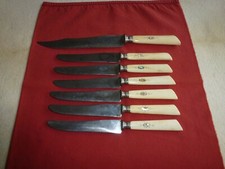 7 COUTEAUX DONT 6 COUTEAUX DE TABLE 1 GRAND COUTEAU A DECOUPER