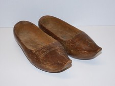*ANCIENNE PAIRE de SABOTS  BOIS sculpté de fleurs Vernis usagé Jus de grenier D