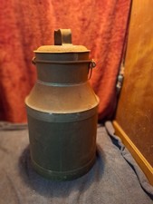 bidon de lait avec couvercle vers 1960