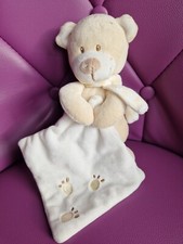 DOUDOU OURS POMMETTE 22 CM AVEC MOUCHOIR CREME BRODE EMPREINTES ECHARPE RAYEE