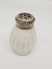 Petite salière ou poivrière en verre et argent massif, Signé Christofle /