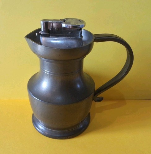 Ancien briquet dans pichet - dans, un