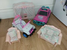 Lot véhicules et accessoires  barbies