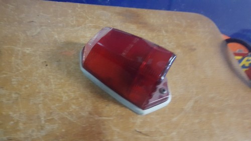 Nos feu latéral rouge - latéral,
