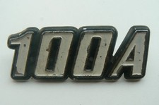 DATSUN 100 A sigle embleme logo insigne monogramme de carrosserie en plastique