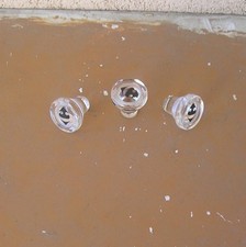 3 Bouchons de bouteille de vin en verre avec emblème grand magasin 