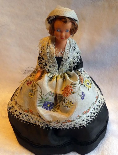 Poupée costume folklorique