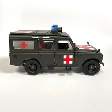 LAND-ROVER S-49 de POLISTIL - Ambulance Militaire - 1/25 - Réf : S653 