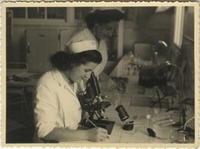 PHOTO ANCIENNE - VINTAGE SNAPSHOT - INFIRMIÈRE LABORATOIRE MICROSCOPE MÉDECINE