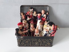 16 POUPÉES MINIATURE CELLULOID ET AUTRES AVEC BOÎTE EN MÉTAL 
