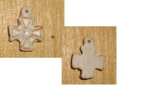 Fève ancienne Croix décor orangé