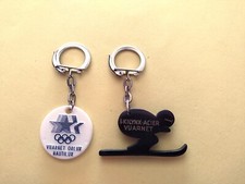 2 ANCIENS PORTE CLÉS LUNETTES