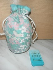  TROUSSE DE TOILETTE FORME BOURSE Y ROCHER  + SAVONNETTE + CHAMPOING