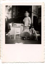 Enfant avec ses jouets cuisinière peluche - photo ancienne an. 1950