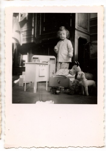 Enfant avec ses - , jouets