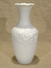 Vase porcelaine allemande Kaiser décor floral  estampillé M Frey  ht 25,7 cm