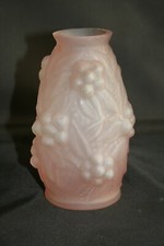 Vase rose en verre satiné -