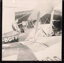 ANCIENNE PHOTOGRAPHIE AERODROME LE BREUIL UN HOMME SUR UN TIGER MOTH