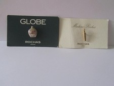 Rochas 2 Pins années 90's : Globe métal argenté et Madame rochas métal doré - le