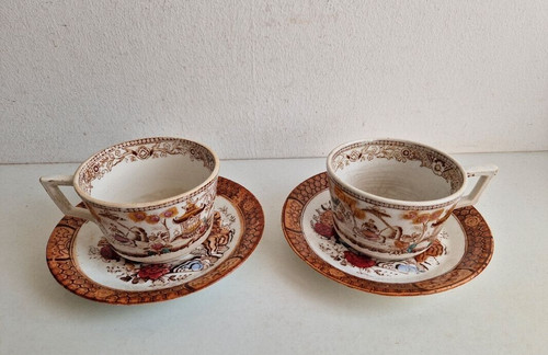 Deux tasses avec soucoupes