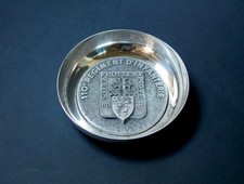 Coupelle militaire  110e régiment d'infanterie en métal argenté . Drago