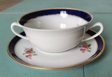 tasse à deux anses et sous