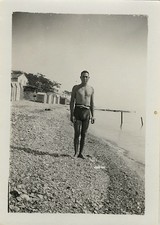 PHOTO ANCIENNE - VINTAGE SNAPSHOT - HOMME TORSE NU PLAGE MUSCLE MAILLOT BAIN