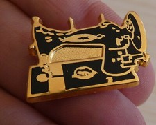 PIN'S MACHINE A COUDRE PEUGEOT SIGNE HELIUM ZAMAC