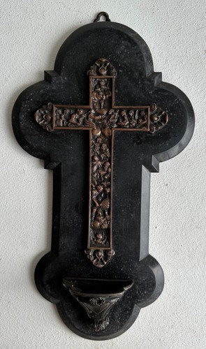 Ancien bénitier crucifix