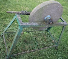 Ancienne meule à aiguiser, outils à main