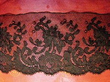 DENTELLE CHANTILLY NOIRE ancienne PIVOINES et RINCEAUX en 2 PANS: 1,20 m X 13 cm