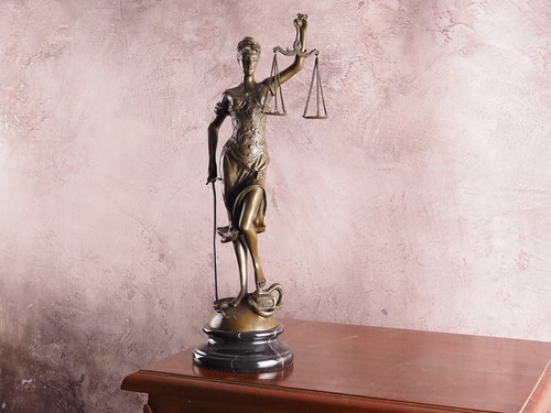 Justice bronze statue sur - justice,