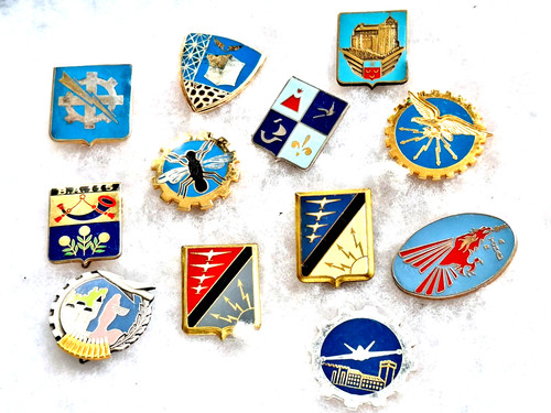 Lot 12 insignes - un,
