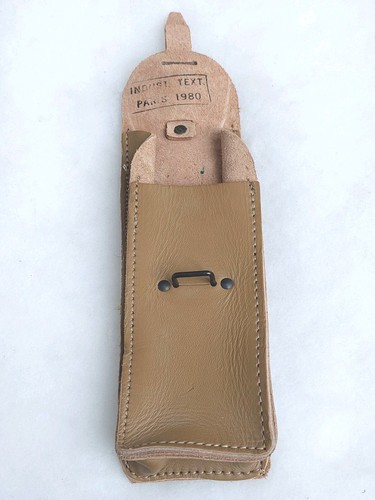Une pochette militaire cuir