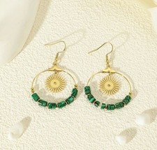 Boucles d'oreilles pendantes soleil et pierres vertes