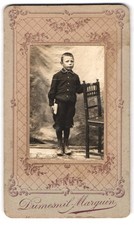 Photo E. Dumesnil-Marguin, Vincennes, Knabe avec Buch bürgerlich gekleidet 