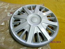 UN ENJOLIVEUR DE ROUE 15