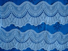 Large et superbe dentelle