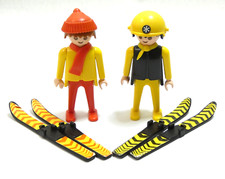 LOT 2 PLAYMOBIL SKIEUR JAUNE ET ROUGE SKIS BATONS FAMILLE SKIEURS SPORTS D'HIVER
