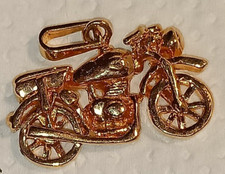 Pendentif moto , en plaqué or ou doré .