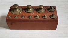 Ancienne boîte de 11 poids en laiton pour balance complet 
