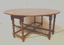 importante table gateleg en chêne massif pieds tourner . XIX siècle .