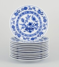 Bavaria, Germany. Lot de douze assiettes en porcelaine, motif oignon bleu. Mi...