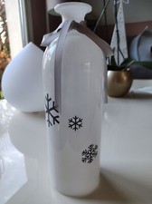 Vase de forme tubulaire en verre soufflé opaque blanc. Motifs flocons de neige