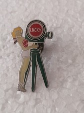 Pin's Pins Pin Enamel Pin'up Camera Cigarette "LUCKY STRIKE" 